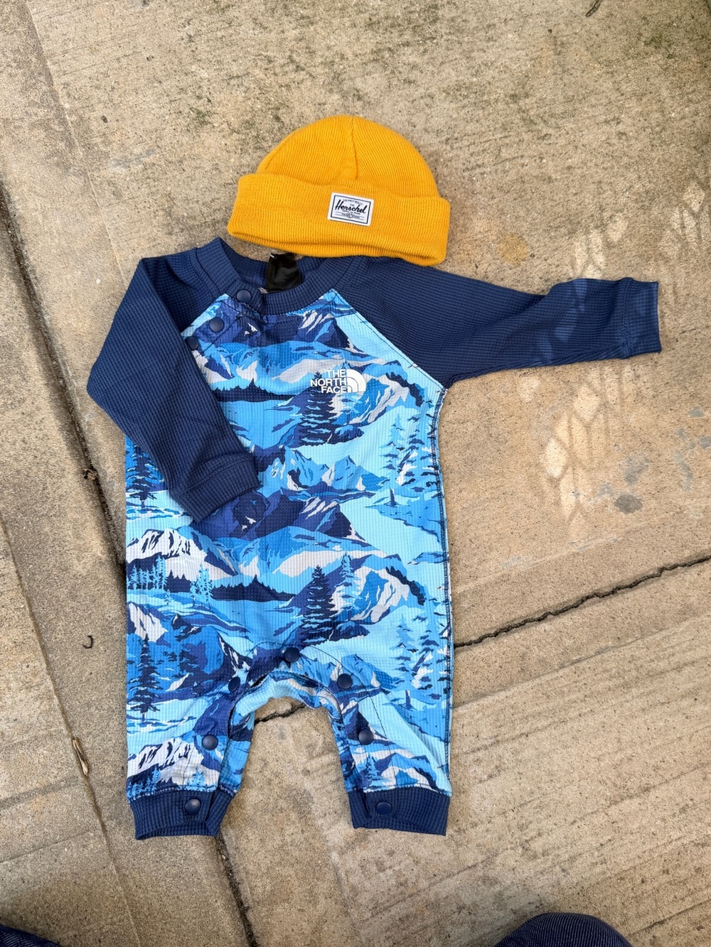 The North Face Blue Mountain-Print Onesie with Hershel Hat outfit
